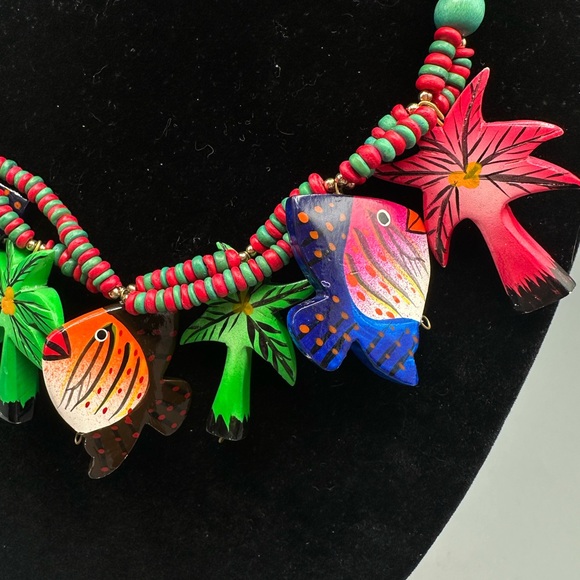 VTG Tropical Wooden Beaded Necklace Made in The Philippines Fish & Palm Trees - Picture 8 of 8